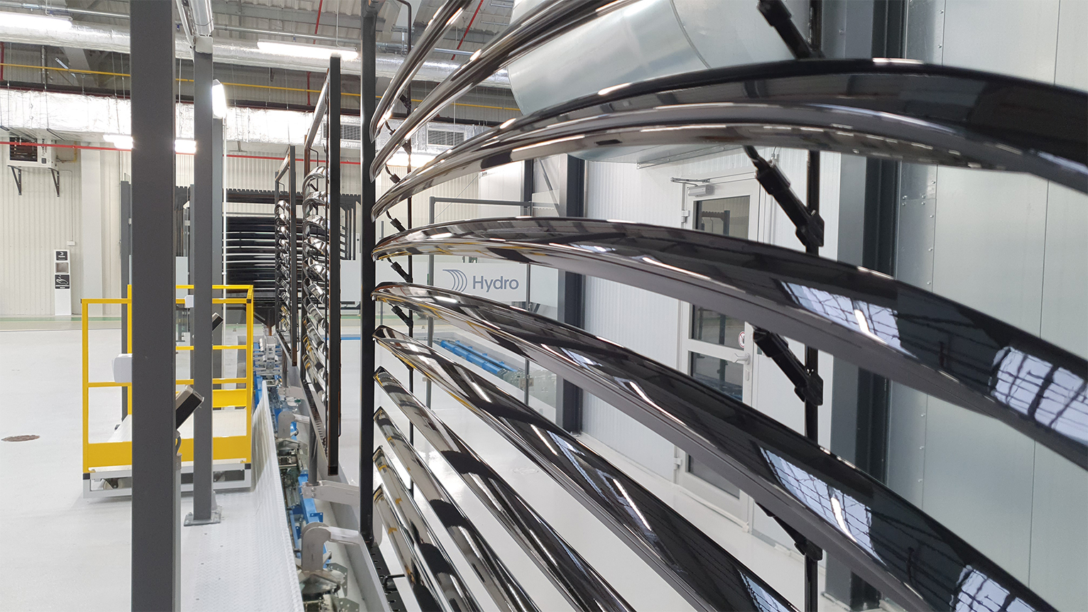 Wet-painting aluminum profiles