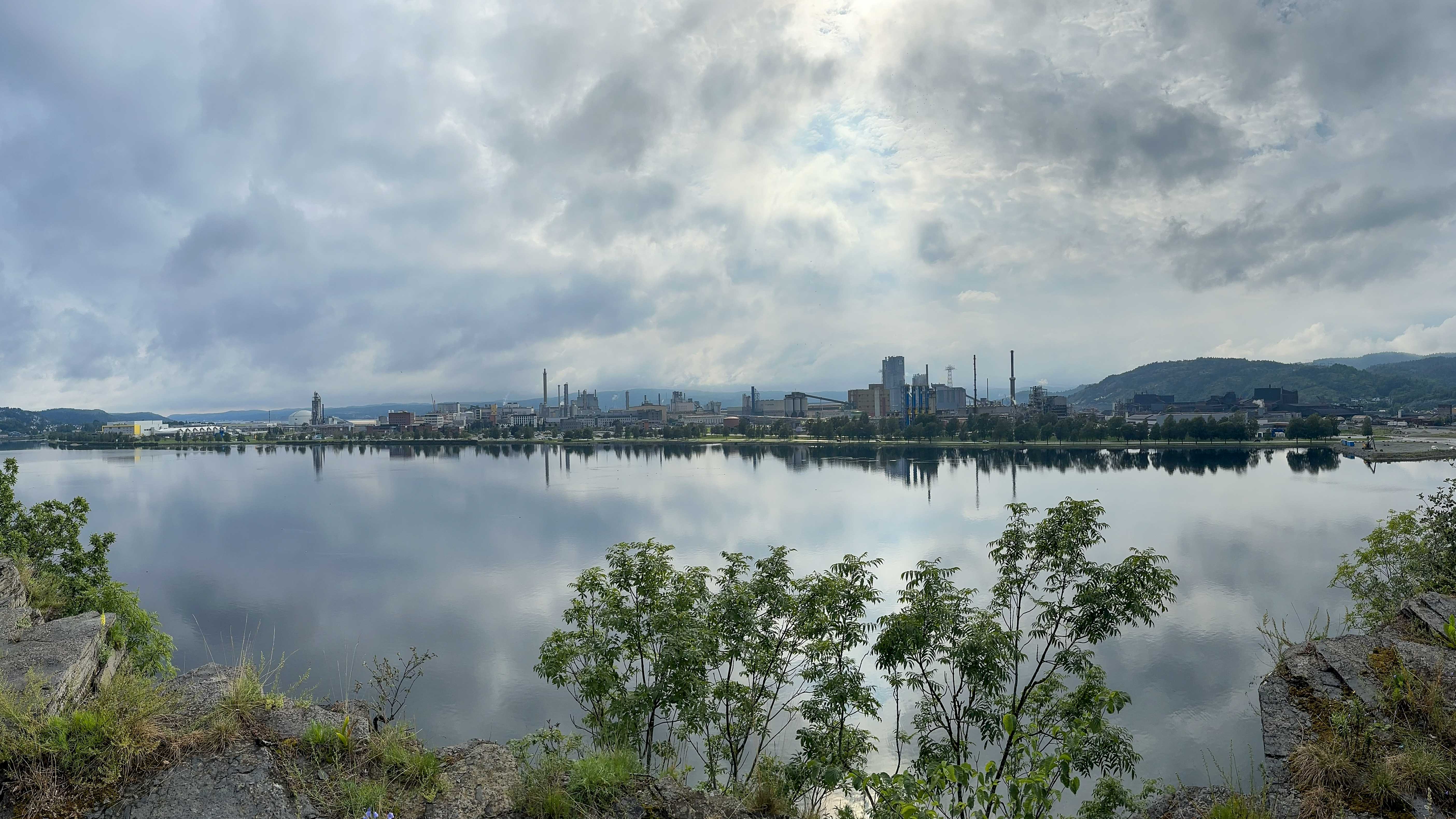 sjø med industriområde i bakgrunnen
