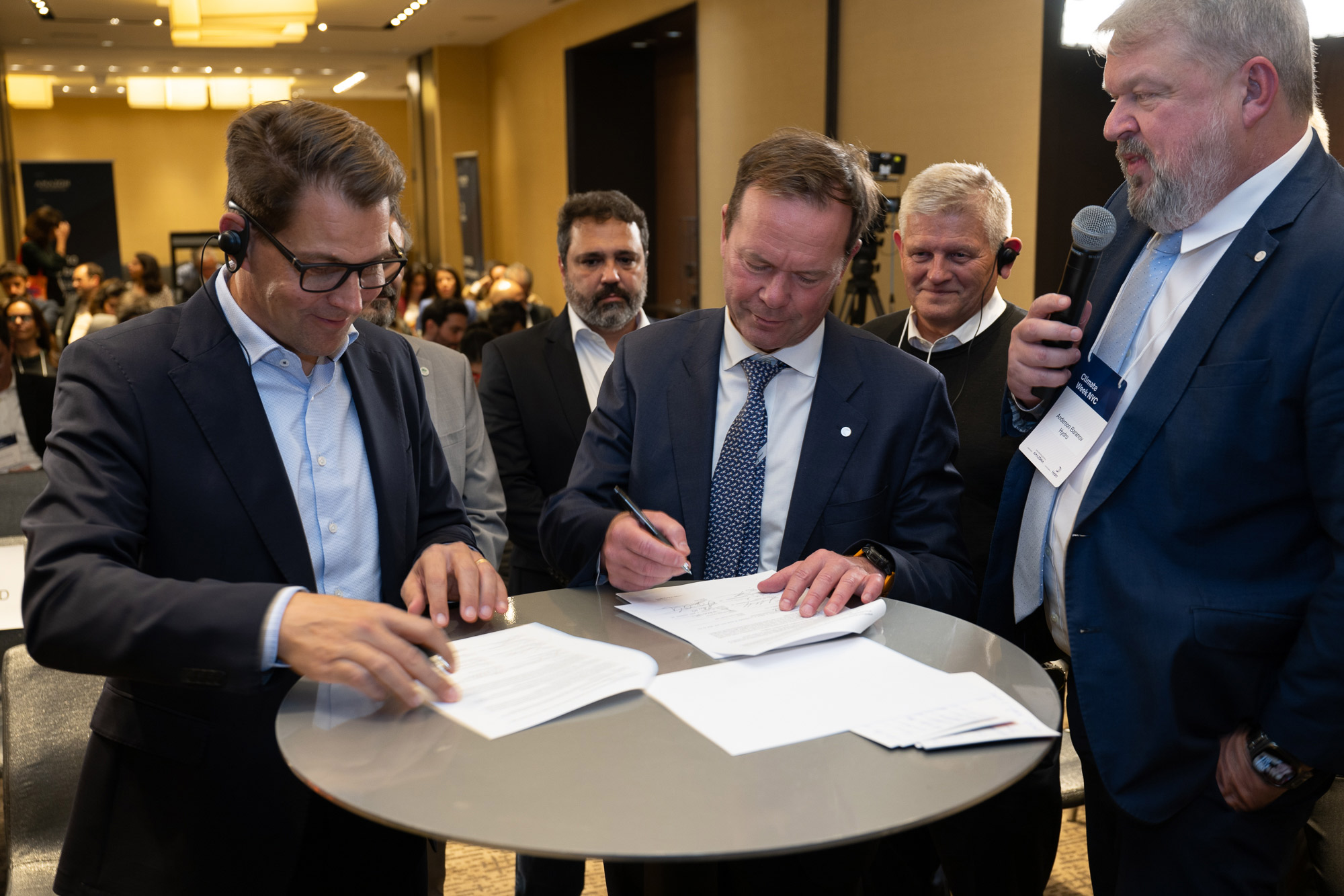 Gunnar Güthenke, Head of Procurement and Supplier Quality at Mercedes-Benz Cars, and Eivind Kallevik, President and CEO of Hydro, signed the partnership at Climate Week 2024 in New York. (Photo: Halvor Molland/Hydro)
