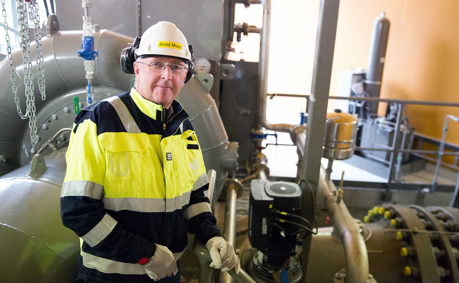 Konserndirektør Arvid Moss i besøk på Midtlægre kraftstasjon.