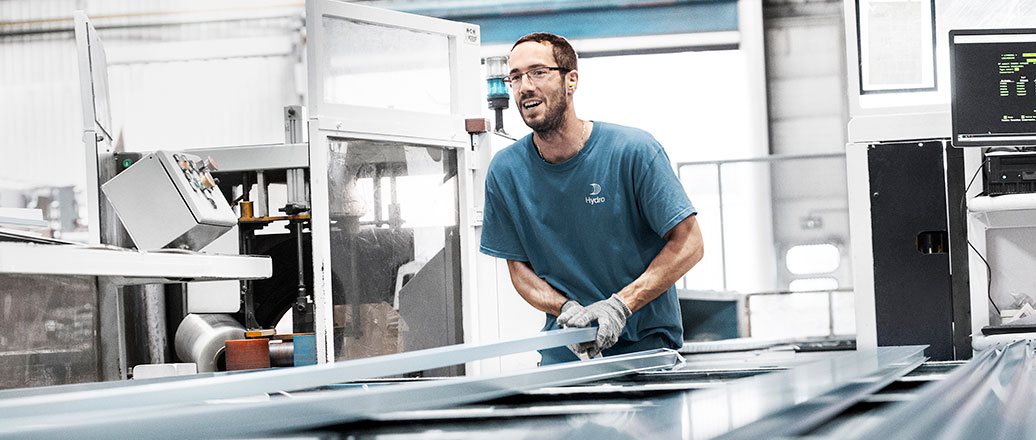 worker with aluminium profiles