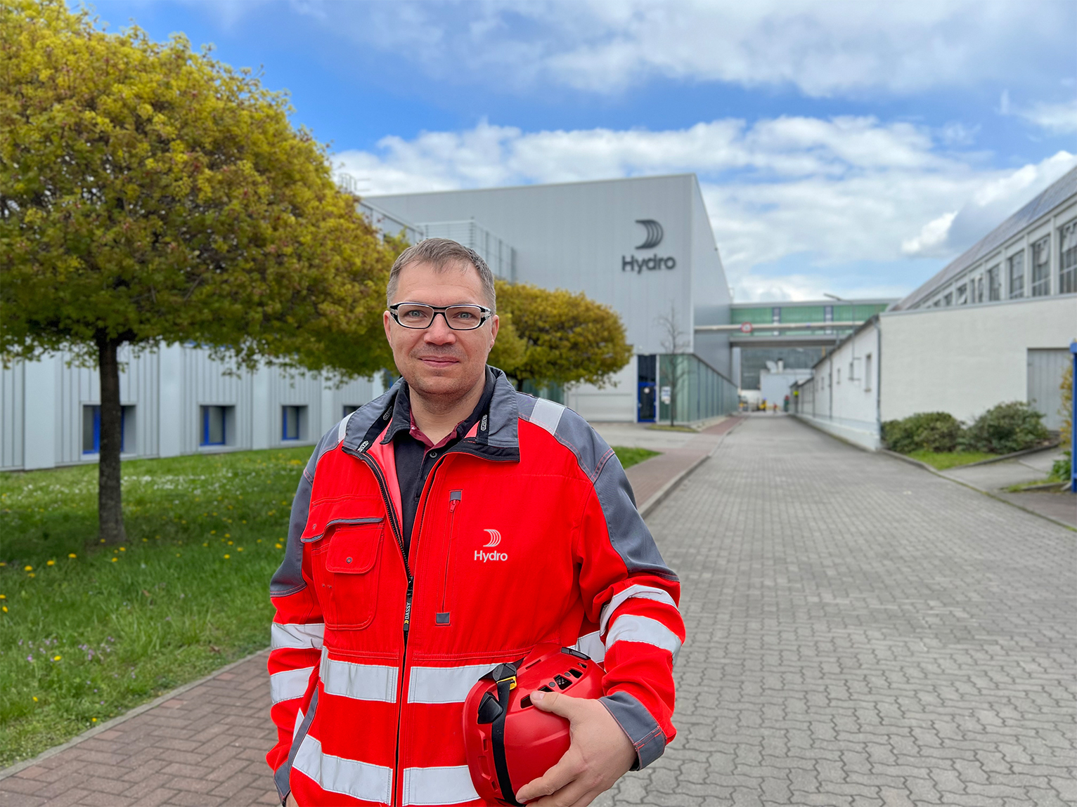 Christian Keller auf dem Werkgelände von Hydro Extrusion Rackwitz