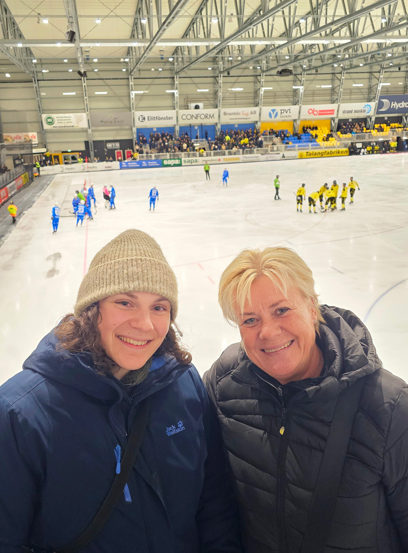Isabel Witting mit Kollegin beim Eishockey-Spiel