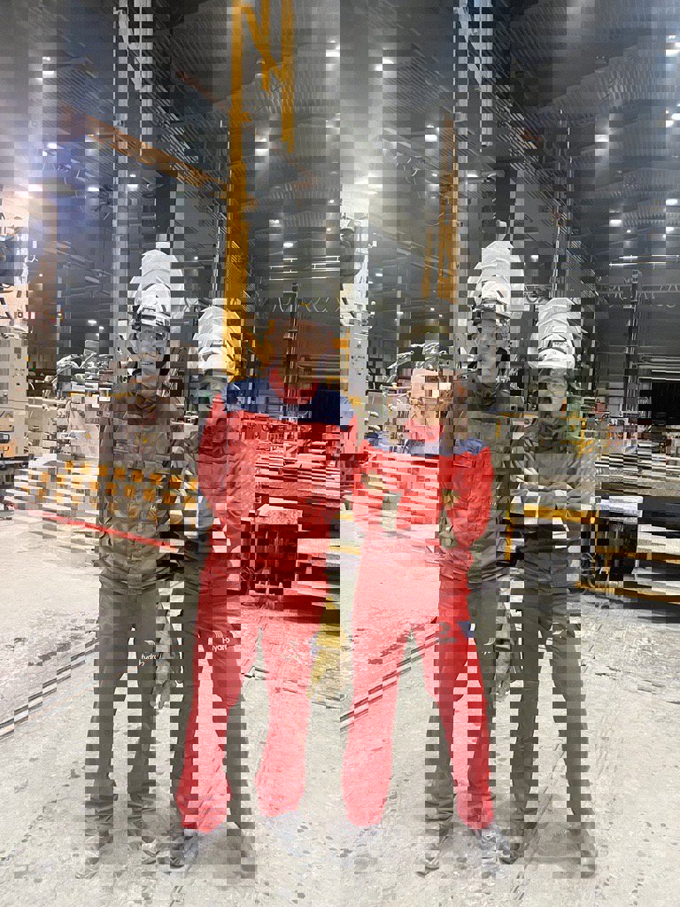 Jacob Emil Tønnesen og Marte Stamland i støperiet i Årdal, der de har tilbrakt en måned